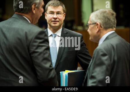 Bruxelles, BXL, Belgio. 7 Nov, 2014. (L-R) Austria Il Ministro delle finanze Hans Jorg Schelling, Commissario UE designato per la carica di Euro e il dialogo sociale, lettone Valdis Dombrovskis, Klaus Regling, Capo della stabilità europea parlare del meccanismo all'inizio di un europeo i ministri delle finanze riuniti a UE dei servizi centrali della Commissione a Bruxelles, in Belgio il 07.11.2014 da Wiktor Dabkowski Credito: Wiktor Dabkowski/ZUMA filo/Alamy Live News Foto Stock