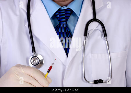 Medico curante con siero contro il virus di Ebola Foto Stock