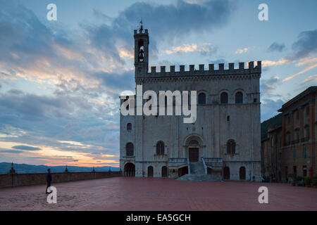 Palazzo dei Consoli al tramonto, Gubbio in Umbria, Italia Foto Stock