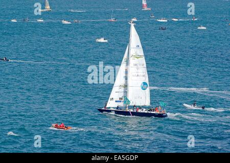 Monohull : Krit'R. Partenza della Route du Rhum, 2014, di fronte alla Pointe du Grouin (Brittany, Francia). Foto Stock