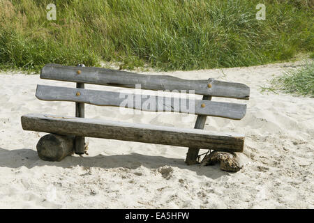 Panca in legno sulla spiaggia Foto Stock