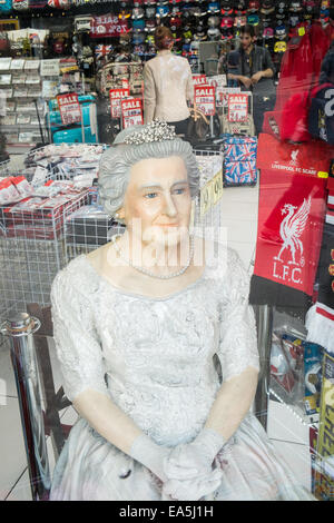 Il finto,Queen Elizabeth II, siede nel negozio di souvenir vivere Londra:Shop Plaza,Oxford Street,Londra,l'Inghilterra,U.K., Foto Stock