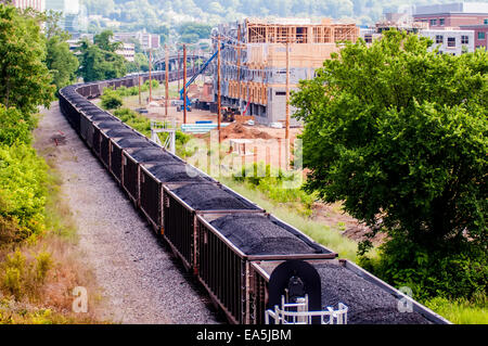 Movimento lento del carbone carri sui binari ferroviari Foto Stock