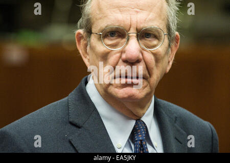 Pier Carlo Padoan, ministro italiano dell'Economia e delle finanze all'inizio di un europeo i ministri delle finanze riuniti a UE dei servizi centrali della Commissione a Bruxelles, in Belgio il 07.11.2014 da Wiktor Dabkowski Foto Stock