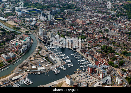 Una veduta aerea di Ipswich Suffolk con il centro della città, lo stadio di calcio di uffici e il porto turistico sul Fiume Orwell Foto Stock