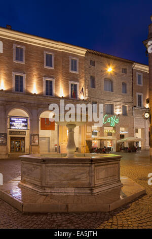 Piazza della Repubblica al tramonto, Urbino (Patrimonio Mondiale dell'UNESCO), Le Marche, Italia Foto Stock