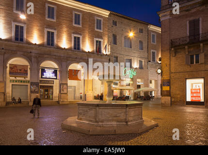 Piazza della Repubblica al tramonto, Urbino (Patrimonio Mondiale dell'UNESCO), Le Marche, Italia Foto Stock