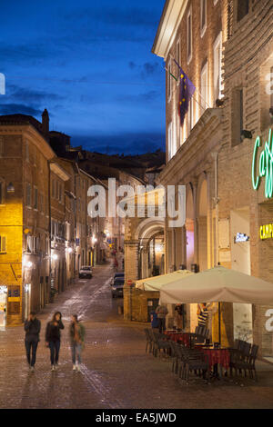 Piazza della Repubblica al tramonto, Urbino (Patrimonio Mondiale dell'UNESCO), Le Marche, Italia Foto Stock