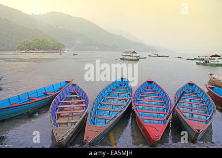 Barche su un lago in Asia Foto Stock