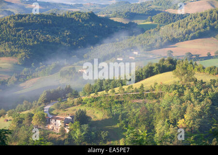 Campagna attorno a Urbino all'alba, le Marche, Italia Foto Stock