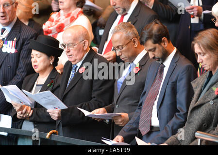 Municipio di Londra, Regno Unito. Il 7 novembre 2014. Sindaco di Tower Hamlets Luftur Rahman al servizio di GLA di ricordo per tutti coloro che hanno dato la vita nel conflitto. Credito: Matteo Chattle/Alamy Live News Foto Stock