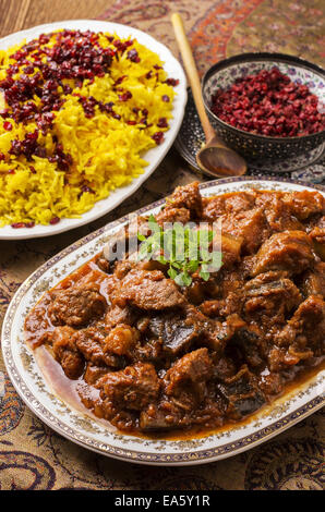 Persiano ragù di agnello xoresht-un badenjan Foto Stock