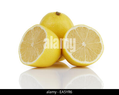 Maturo limoni freschi, isolato su bianco con la riflessione Foto Stock