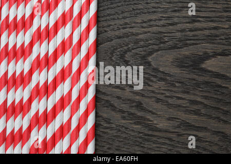 Rosso brillante paillette di carta su tavola, in stile vintage Foto Stock