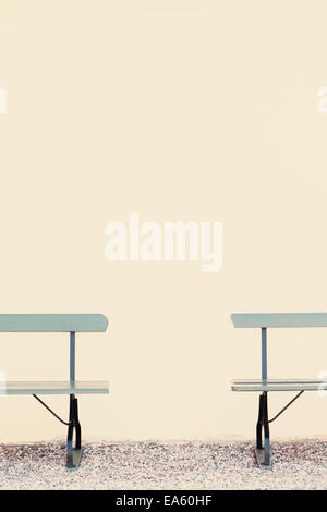 Due banchi vuoti nella parte anteriore della parete Foto Stock