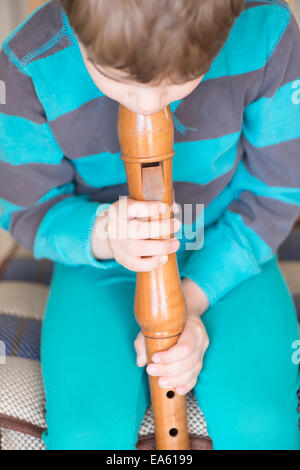 Bambina suonare il flauto di legno Foto Stock