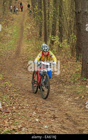 La Repubblica della Bielorussia campionato di cross-country ciclismo 19.10. 2014 - Il percorso della foresta. Le ragazze del ciclo di fase di gara. Foto Stock