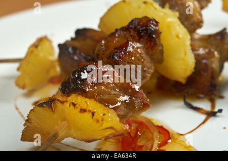 Lo shashlik (shish kebab) .la carne di maiale e ananas Foto Stock