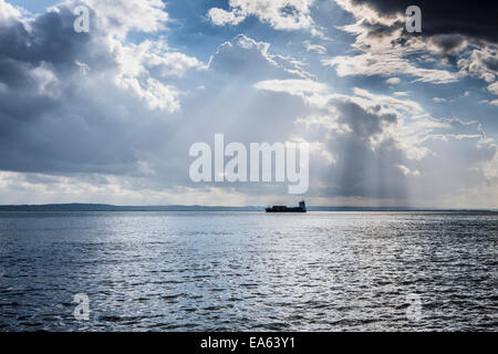 La pesca in barca sotto il sole di fronte cielo cloud Foto Stock