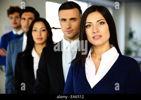 Gruppo di un business persone in piedi allineati in ufficio Foto Stock