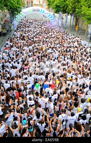 Barcellona - 18 Maggio: persone al Holi Colour Run festa nelle strade della città il 18 maggio 2014 a Barcellona, Spagna. Foto Stock