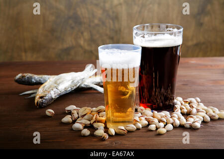 La birra con il salato nutlets e pesci secchi Foto Stock