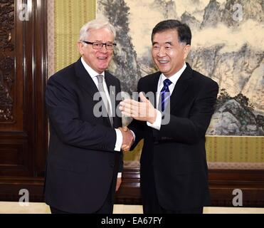 Pechino, Cina. 7 Nov, 2014. Chinese Vice Premier Wang Yang (R) risponde con l'Australiano degli scambi commerciali e degli investimenti Il Ministro Andrew Robb a Pechino, Cina, nov. 7, 2014. © Li Tao/Xinhua/Alamy Live News Foto Stock