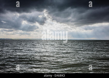 La pesca in barca sotto il sole di fronte cielo cloud Foto Stock
