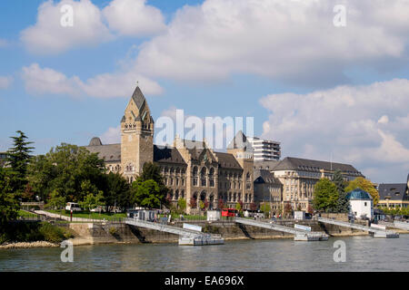 Vista sul fiume Reno ai vecchi edifici e pontili sul lungomare nella città vecchia di Coblenza, Renania-Palatinato, Germania Foto Stock