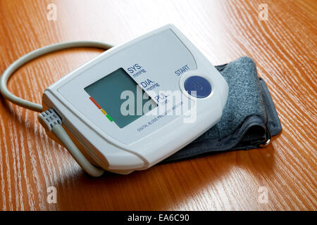 Dispositivo per la misurazione della pressione su un tavolo Foto Stock