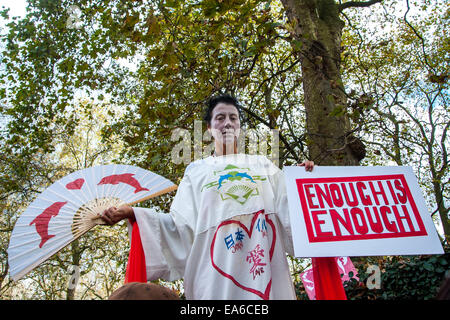 Londra, Regno Unito. 7 Novembre, 2014. Centinaia di manifestanti si radunano davanti all'Ambasciata giapponese a Londra per protestare contro l uccisione dei mammiferi durante l unità dei delfini che hanno luogo ogni anno da settembre a marzo nel Taiji, Higashimuro distretto, prefettura di Wakayama, Giappone. Credito: Pete Maclaine/Alamy Live News Foto Stock