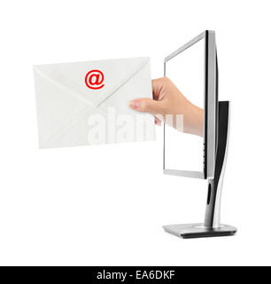 Mano con la lettera e il monitor di un computer Foto Stock