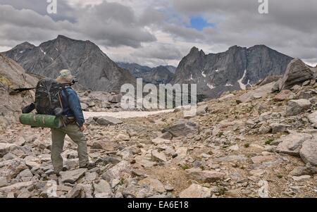 Stati Uniti d'America, Wyoming Bridger-Teton National Forest, Escursionista guardando indietro al Cirque di torri dalla Texas Pass Foto Stock