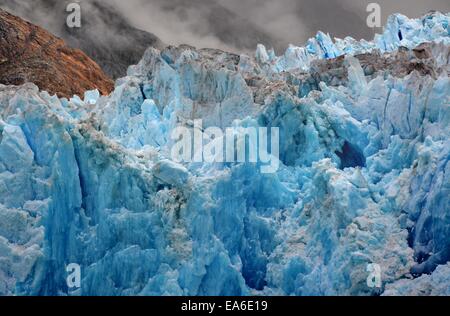 Stati Uniti d'America, Alaska, Tongass National Forest vicino a Juneau, blu ghiaccio del Sud Sawyer Glacier Foto Stock