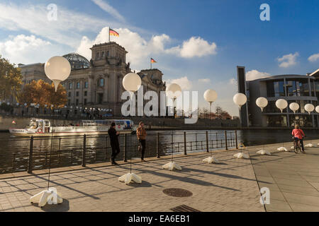 Berlino, Germania. 07 Nov, 2014. Per la celebrazione dei 25 anni del basso del muro di Berlino Berlino è quasi di leggere per la domenica. Il confine della luce (Lichtgrenze) è già in posizione. Novembre 7th, Berlino, Germania. Credito: Reynaldo Chaib Paganelli/Alamy Live News Foto Stock