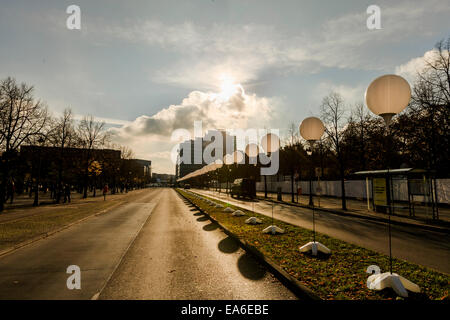 Berlino, Germania. 07 Nov, 2014. Per la celebrazione dei 25 anni del basso del muro di Berlino Berlino è quasi di leggere per la domenica. Il confine della luce (Lichtgrenze) è già in posizione. Novembre 7th, Berlino, Germania. Credito: Reynaldo Chaib Paganelli/Alamy Live News Foto Stock