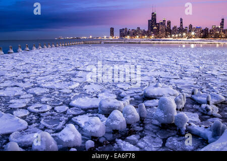 Skyline della città visto attraverso il porto ghiacciato, Chicago, Illinois, Stati Uniti Foto Stock