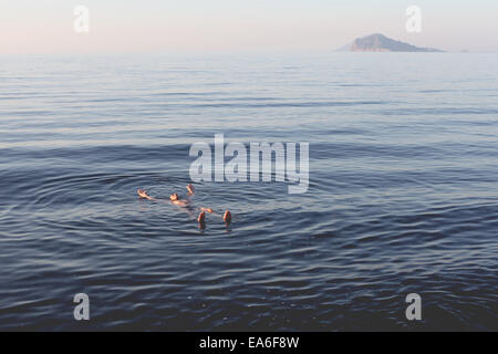 Uomo galleggiante in mare, Lipari, Isole Eolie, Italia Foto Stock