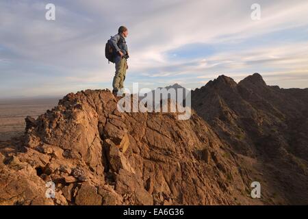 Escursionista in cima alle montagne di Mowhawk, Arizona, USA Foto Stock
