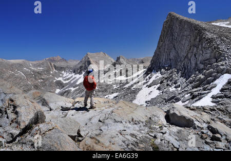 Stati Uniti, California, Sierra Nevada, gamma escursionista sulla parte superiore di sette Gables Pass Foto Stock