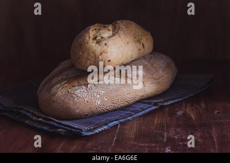 Due pani di pane su un tavolo Foto Stock
