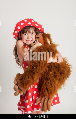 Ragazza con il suo giocattolo preferito Foto Stock