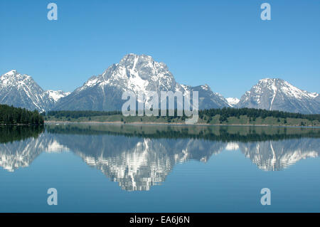 Utilizzare, Grand Teton National Park, montagne dalle vette innevate riflessa nel lago Jackson Foto Stock