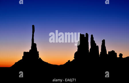 Silhouette di Totem Pole e Yei Bi Chei, Monument Valley, Arizona Utah Border, USA Foto Stock