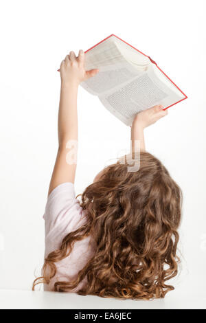 Ragazza in possesso di un libro su un Foto Stock