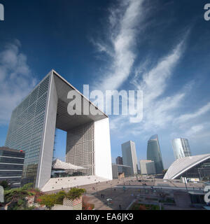 Francia, Parigi e La Defense, grattacieli e nuvole Foto Stock