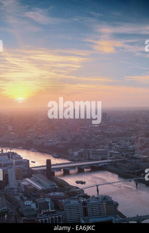 UK, Londra, Cityscape durante il tramonto Foto Stock