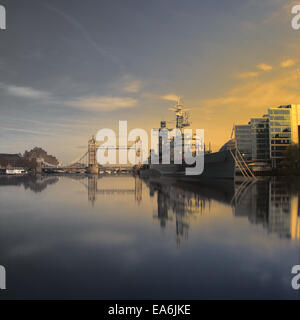 UK, Londra, HMS Belfast e Tower Bridge visto dalla linea di acqua Foto Stock