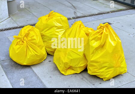 Sacchi della spazzatura in strada Foto Stock