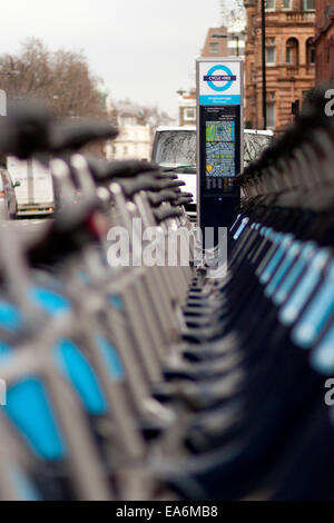 Boris Bikes o Barclays biciclette a noleggio a Belgravia, Londra Foto Stock